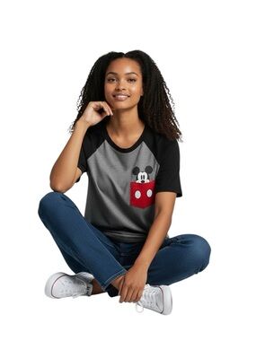 Disney Junior T-shirt Mickey Mouse Peeking out of Pocket Print Tee in Medium